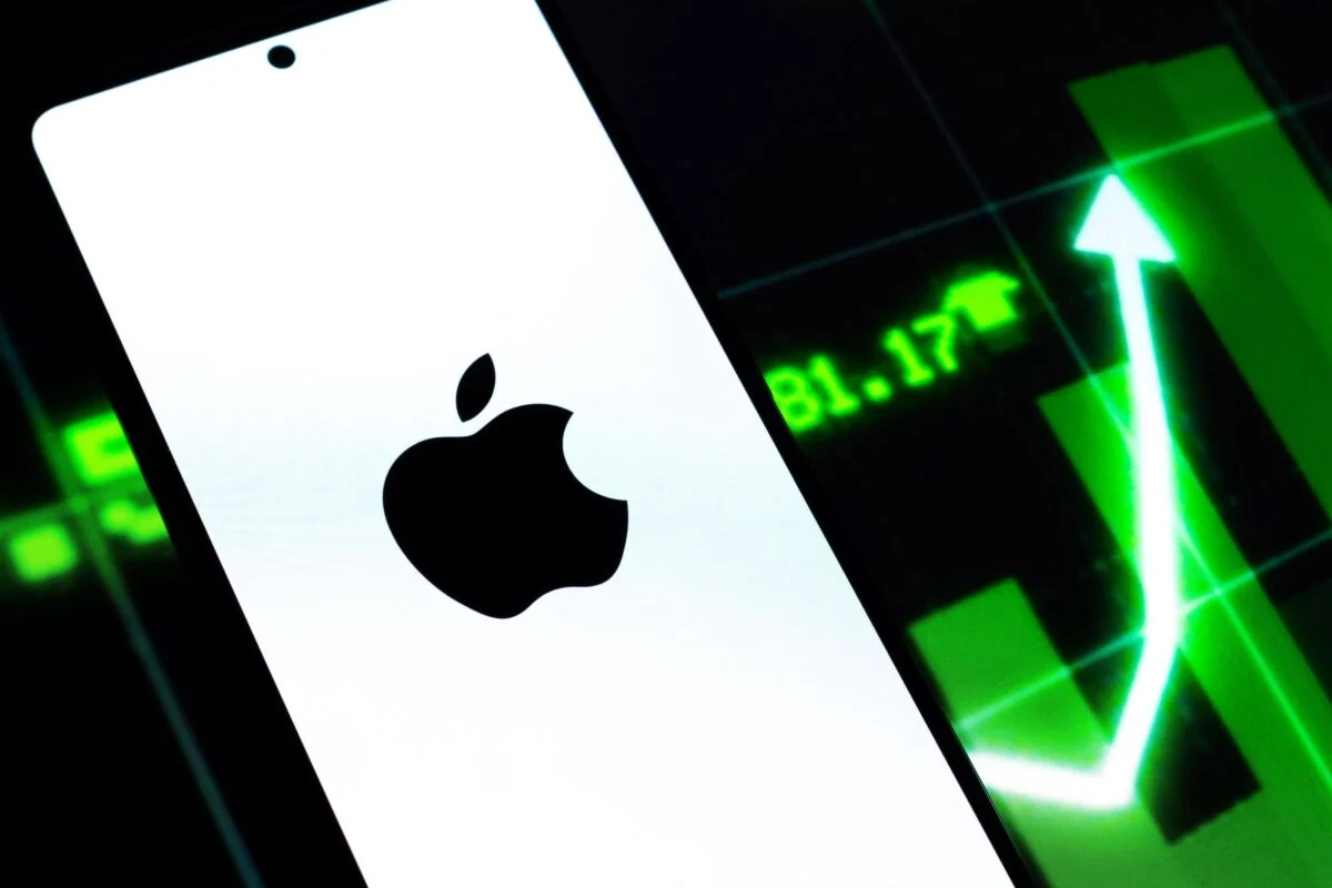 Apple Stock Analysis: CEO Sells $16.5M While MacBook Neo Sparks Analyst Optimism