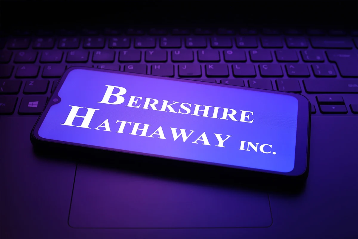 Berkshire Hathaway (BRK.B) Sees Fresh Insider Buying as Stock Trails Market