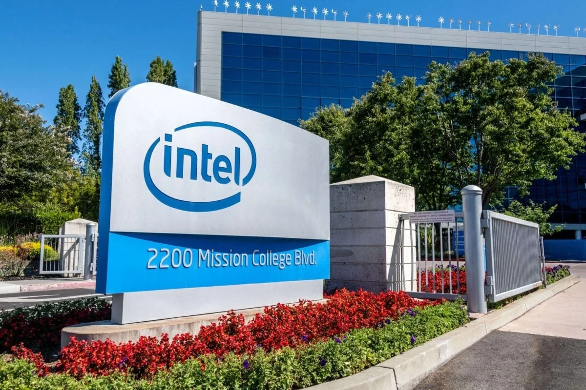AMD vs Intel: Comparing Two Chip Giants on Different Trajectories