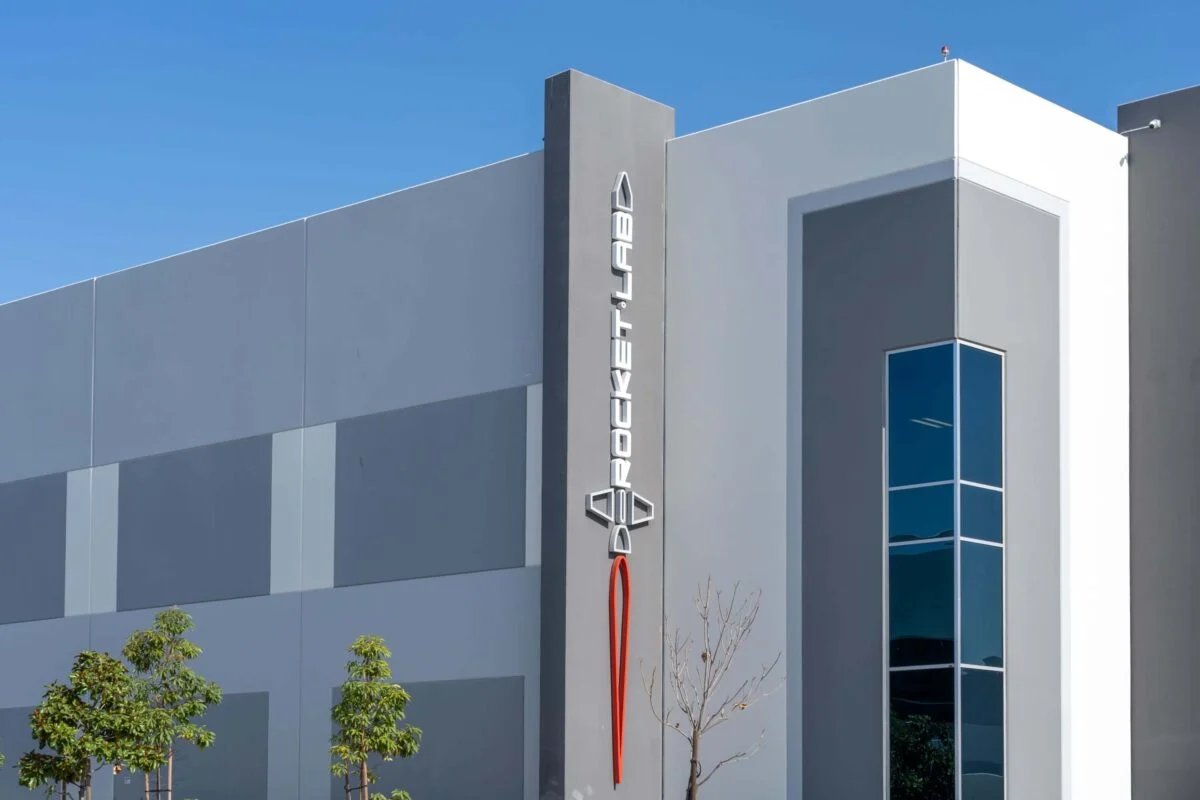Rocket Lab Shares Surge 10% Following NASA’s Lunar Base Initiative and SpaceX Market Buzz