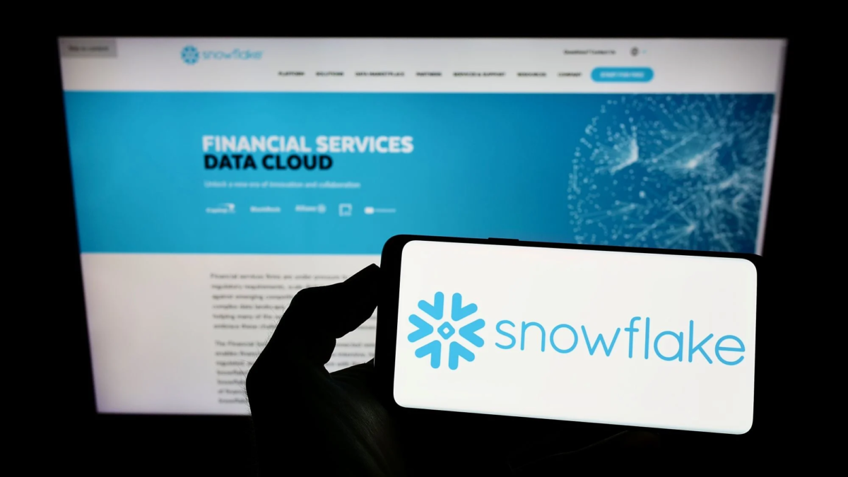 Snowflake (SNOW) Plunges 12% Amid Lawsuit Deadline, Security Concerns, and Software Sector Rout