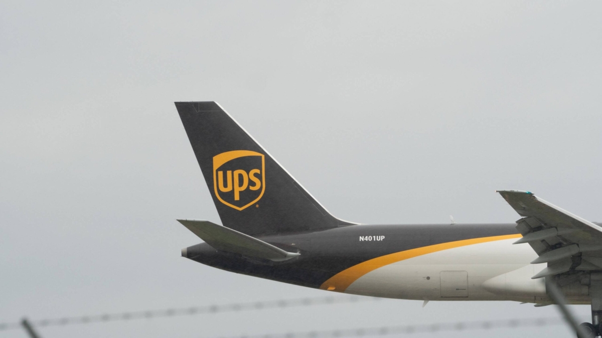 UPS Shares Tumble 5% Amid Oil Price Surge Above $100 Per Barrel